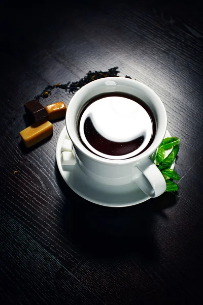 Még mindig a fekete tea és a cukorka — Stock Fotó