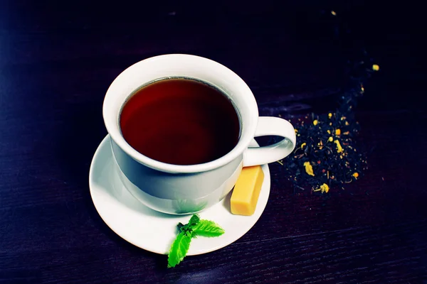 Noch schwarzer Tee und Bonbons — Stockfoto