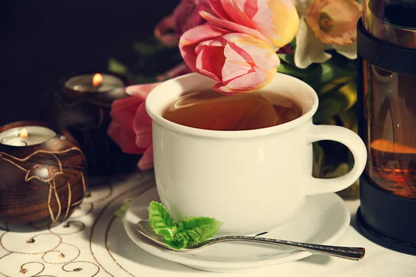 Cup of black tea and tulips — Stock Photo, Image