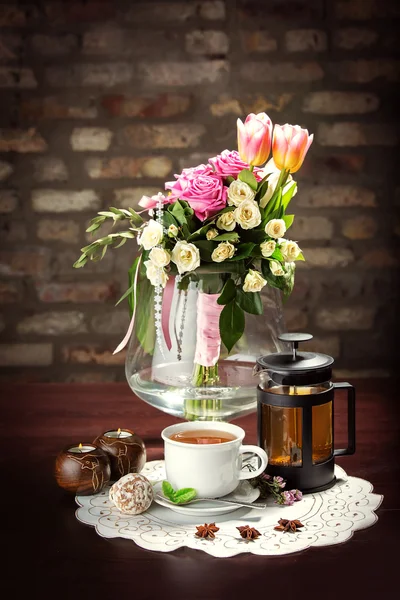 Tasse de thé noir, biscuits et tulipes — Photo
