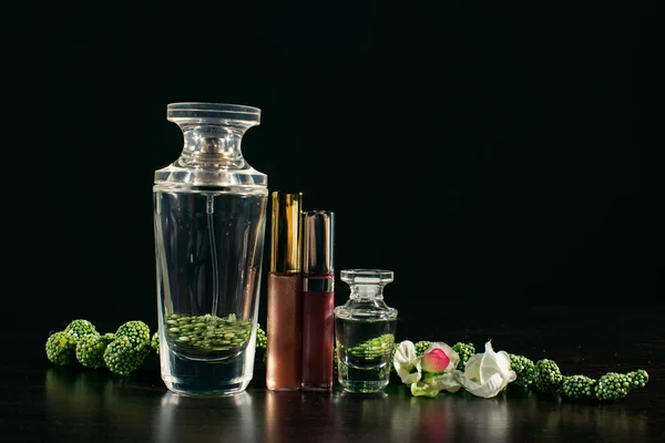 Women's perfume and lipstick — Stock Photo, Image