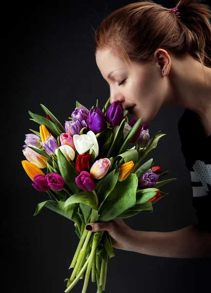 Femme avec bouquet de fleurs de printemps — Photo