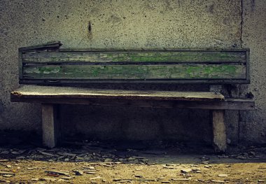 eski ahşap park bankında