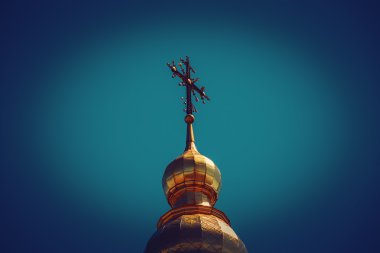 mavi gökyüzüne karşı kilisenin kubbesi.