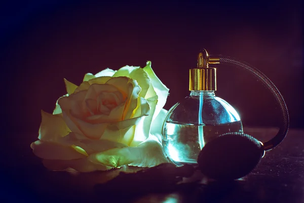 Perfume and rose — Stock Photo, Image