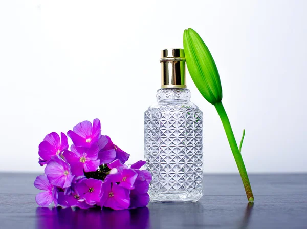 Perfume and flowers — Stock Photo, Image