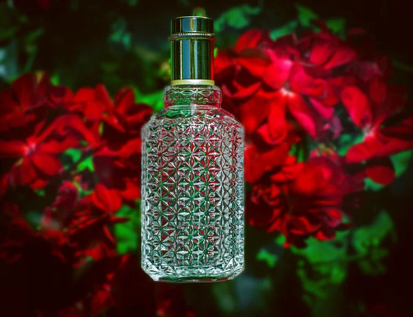 Perfume y flores rojas —  Fotos de Stock