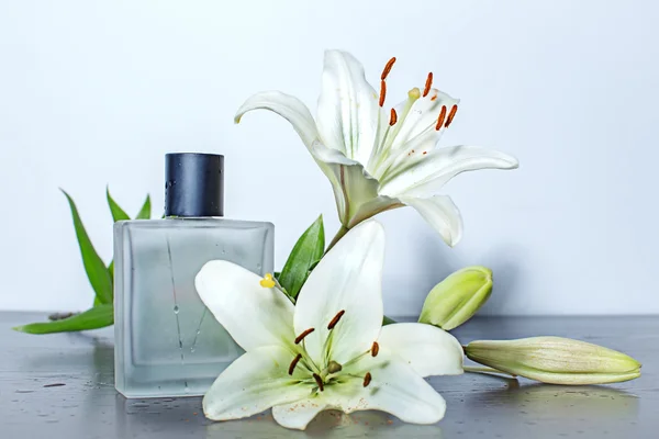 Perfume e flores — Fotografia de Stock