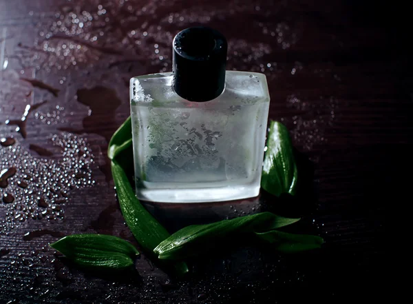 Perfume con pétalos verdes —  Fotos de Stock