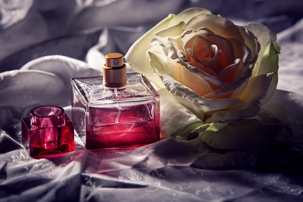 Frasco de perfume con rosa blanca —  Fotos de Stock