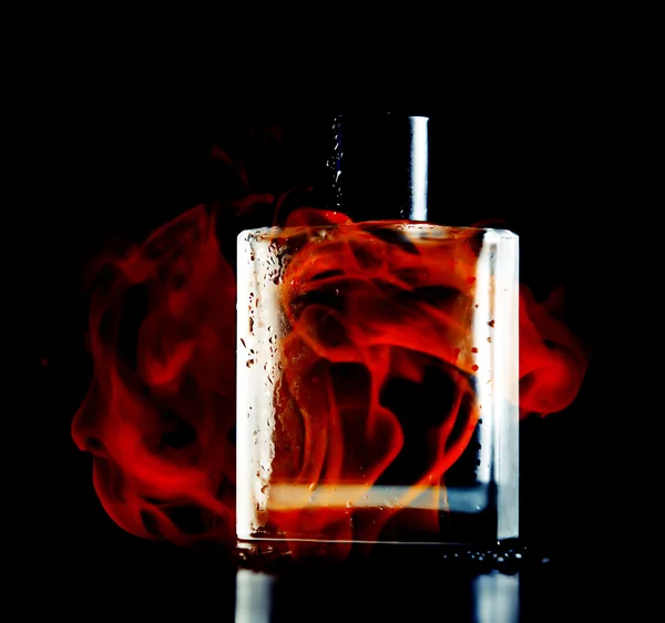 Parfum homme sur fond noir — Photo