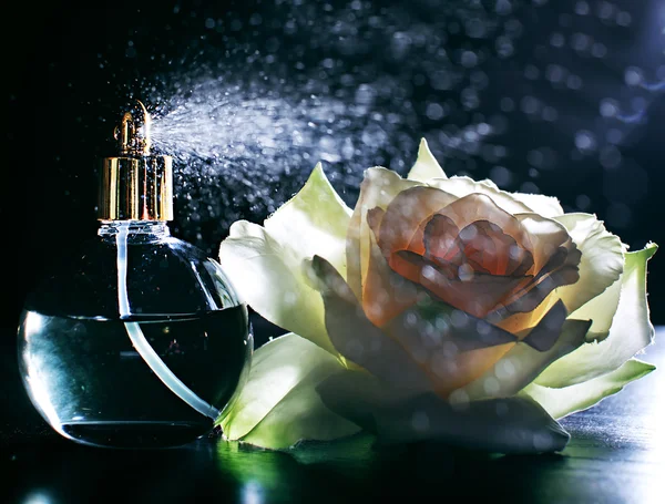 Parfém a květiny — Stock fotografie