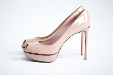 Beyaz arka plan üzerinde izole kadın yüksek topuklar