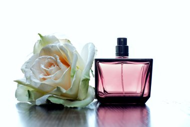 Beyaz arkaplanda parfüm