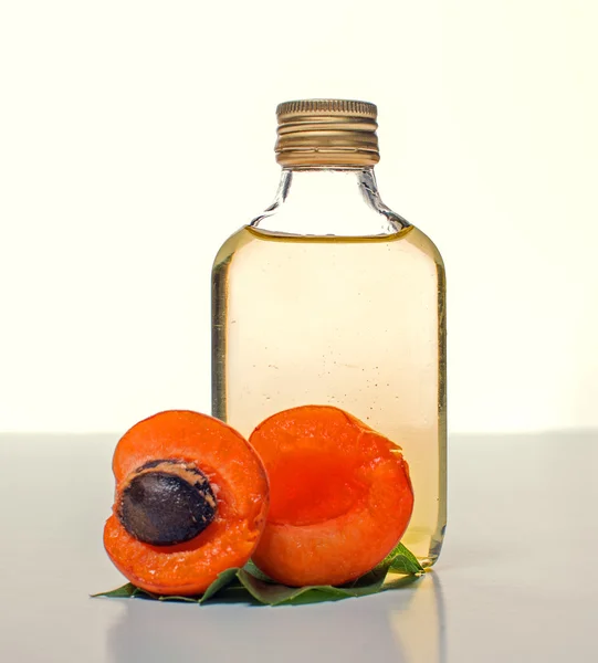 Apricot oil — Stock Photo, Image