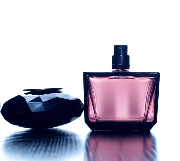 Perfume femenino rosa sobre fondo blanco — Foto de Stock