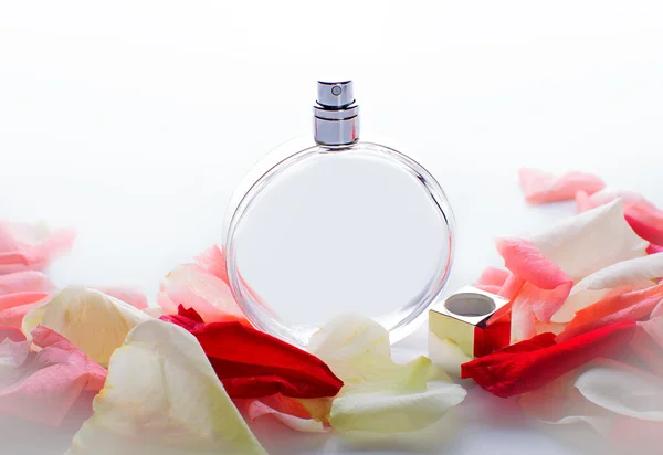 A szirmok a táblázat közelről parfümös üveg — Stock Fotó