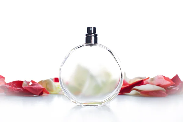 Perfumy z płatkami na białym tle — Zdjęcie stockowe
