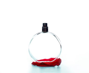 Gül yaprakları ile parfüm