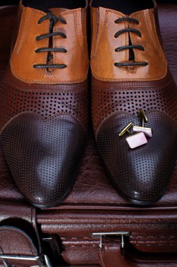 erkek deri ayakkabı ve kol düğmeleri