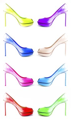 Beyaz arka plan üzerinde izole farklı renkli Ayakkabı