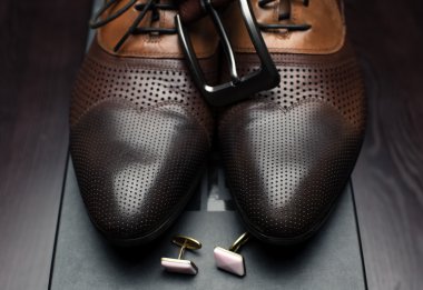 erkek deri ayakkabı ve düğmeleri