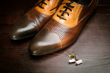 Erkek kahverengi Ayakkabı ve kol düğmeleri