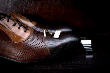 Deri erkek ayakkabı siyah bir zemin üzerine