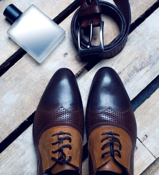 Mäns läderskor och parfym — Stockfoto