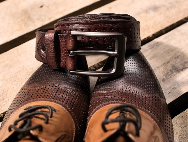 Homens de couro elegante vestido sapatos e cinto — Fotografia de Stock