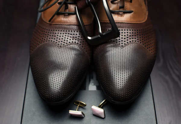 erkek deri ayakkabı ve düğmeleri