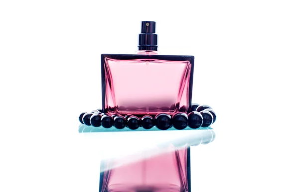 Perfumy i perły białe tło — Zdjęcie stockowe
