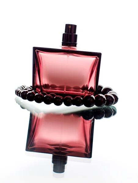 Perfume and black pearls — Stock Photo, Image