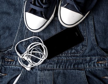 şık denim spor ayakkabı ve gadget'lar