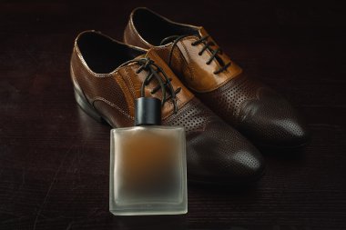 erkek deri ayakkabı ve parfüm yakın çekim