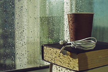 Kahve ve yağmurlu bir gün kitap