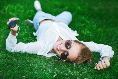 kız ile becerikli alet