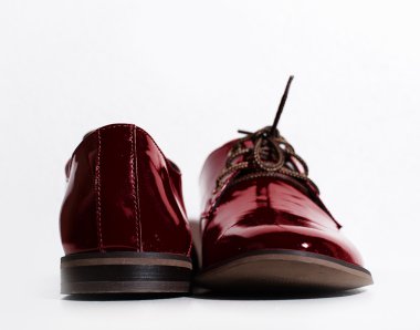 Beyaz bir arka plan üzerinde kırmızı rugan Ayakkabı