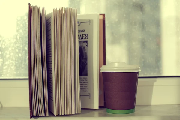 Tasse de café sur un fond de fenêtre jour de pluie — Photo