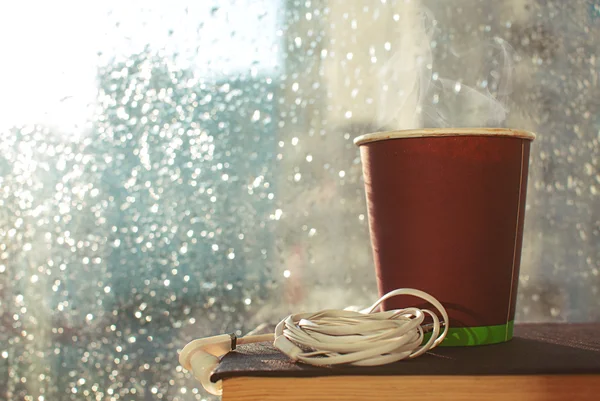 kahve ve yağmurlu bir gün