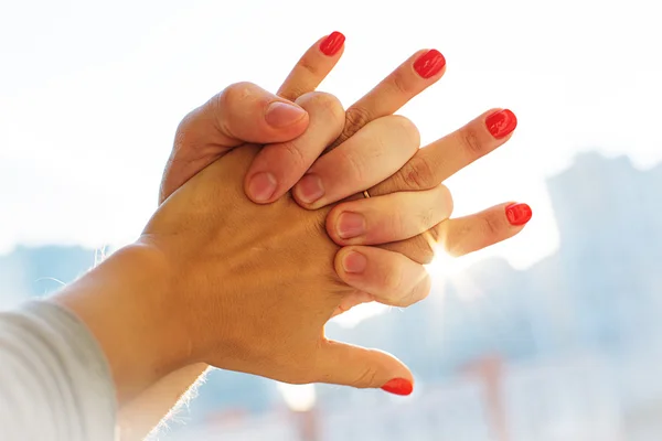 Eller, Romantik Çift Holding birlikte güneş ışınları ile yukarı kapatın — Stok fotoğraf