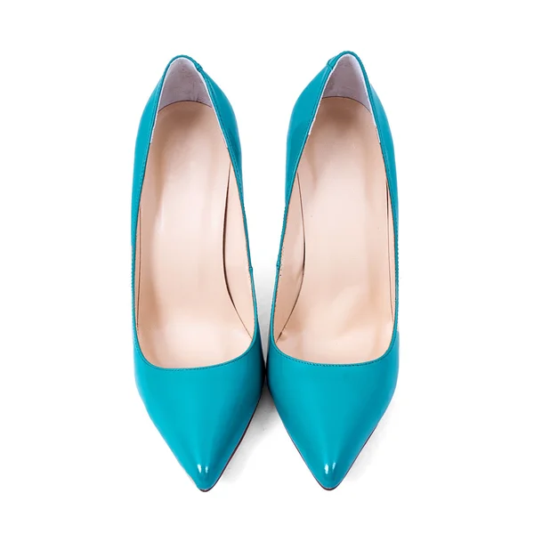 Beyaz zemin üzerinde mavi kadın ayakkabı