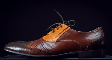 Siyah bir arka plan üzerinde şık erkek ayakkabı