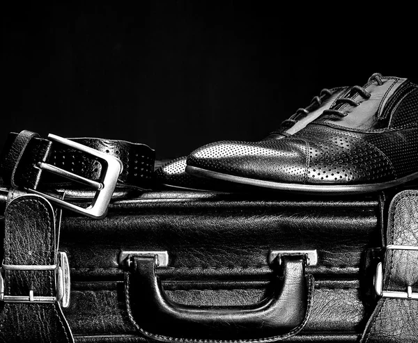 Мужская кожаная обувь и чемодан — стоковое фото