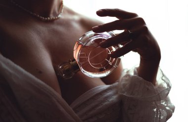 Güzel bir kadın ve bir şişe parfüm.