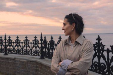 gün batımında güzel genç kadın