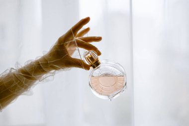 Güzel bir kadın eli parfüm tutar