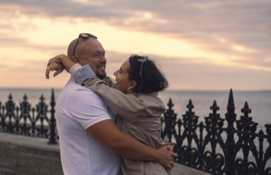 Gün batımında gülen romantik bir çift