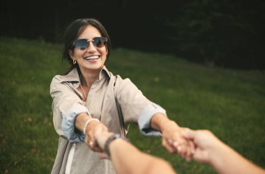 Parktaki mutlu gülen kadın.