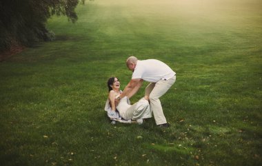 Genç çift parkta birlikte eğleniyor.